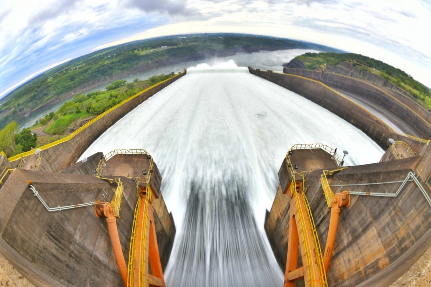 Itaipú informa que compuertas del vertedero de la represa hidroeléctrica siguen abiertas
